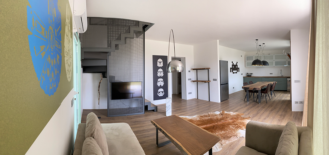 Soggiorno open space Villa Sabbioni – divano angolo 6 posti, cucina moderna